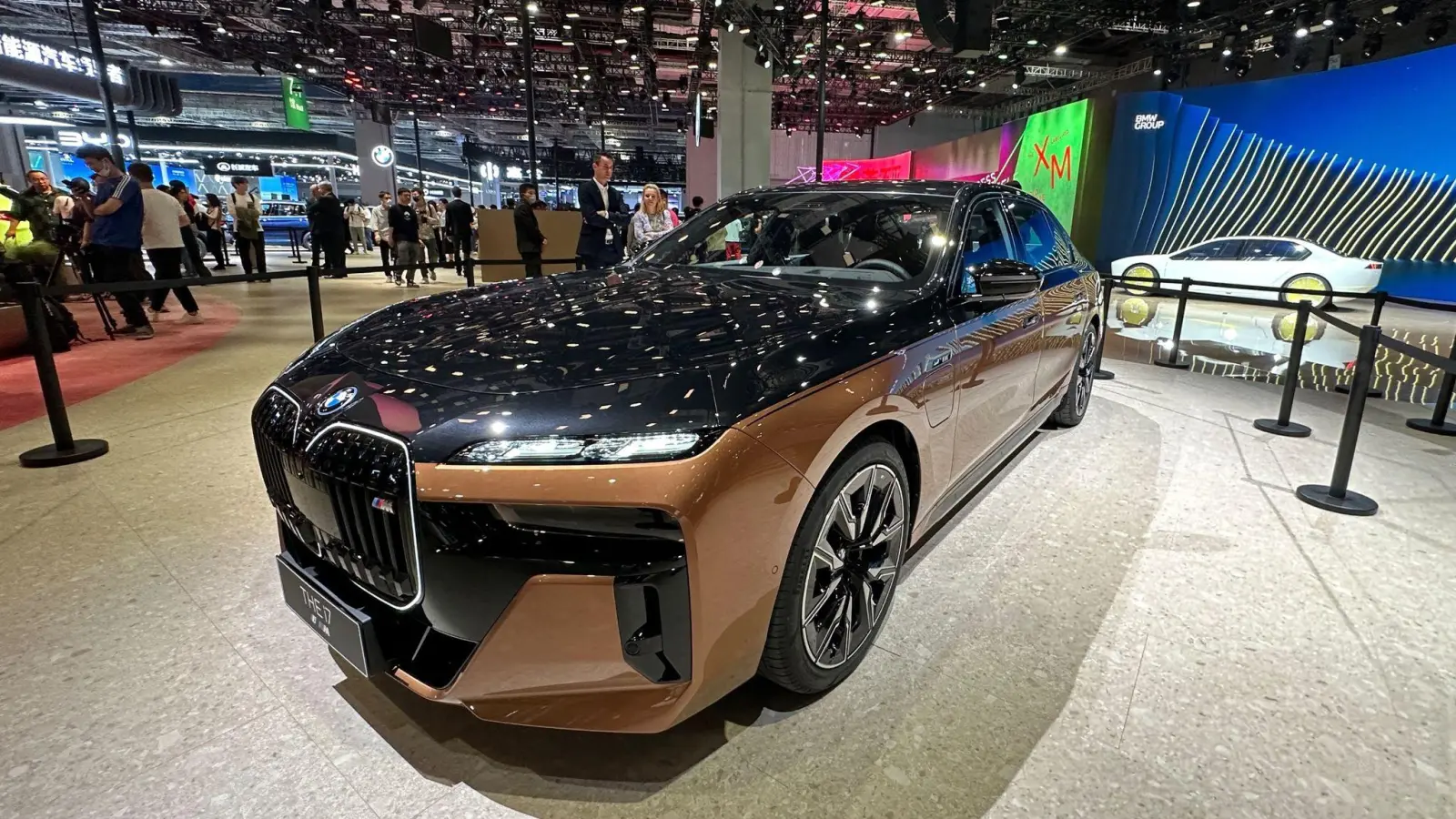 Massive Elektrofront: BMW zeigt auf der „Auto Shanghai“ den 660 PS starken und bis zu 250 km/h schnellen i7 M70. Er ist „das leistungsstärkste und schnellste vollelektrische Fahrzeug“ seines aktuellen Portfolios, so der Hersteller. (Foto: Thomas Geiger/dpa-tmn)