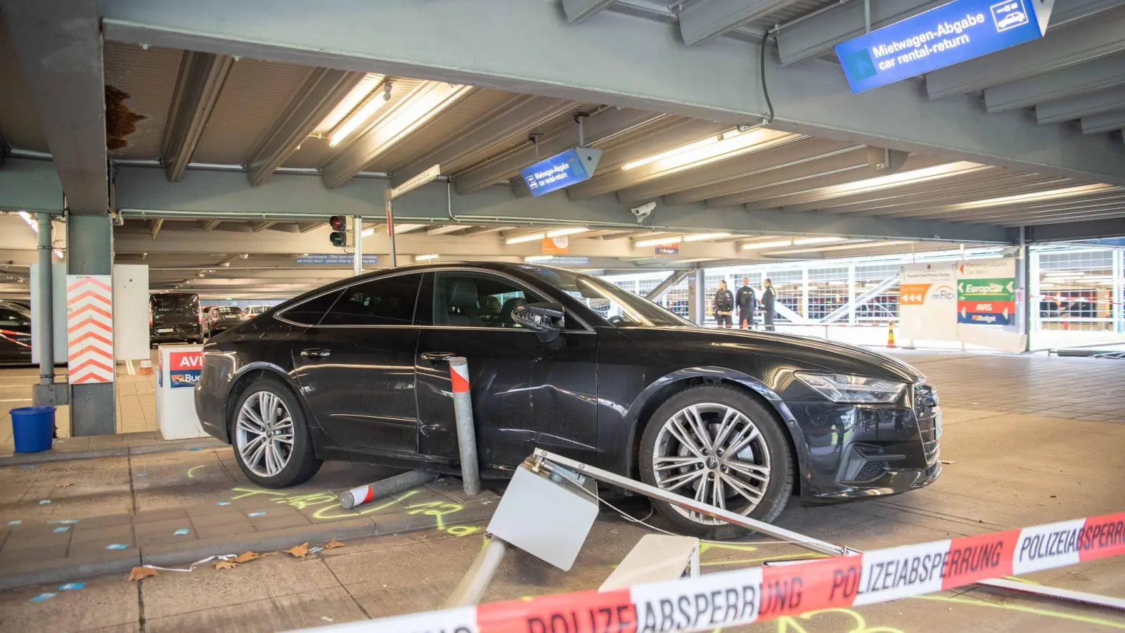 In einem Parkhaus am Flughafen Köln/Bonn hat ein Autofahrer am Freitag mehrere Fußgänger verletzt. (Foto: Vincent Kempf/dpa)