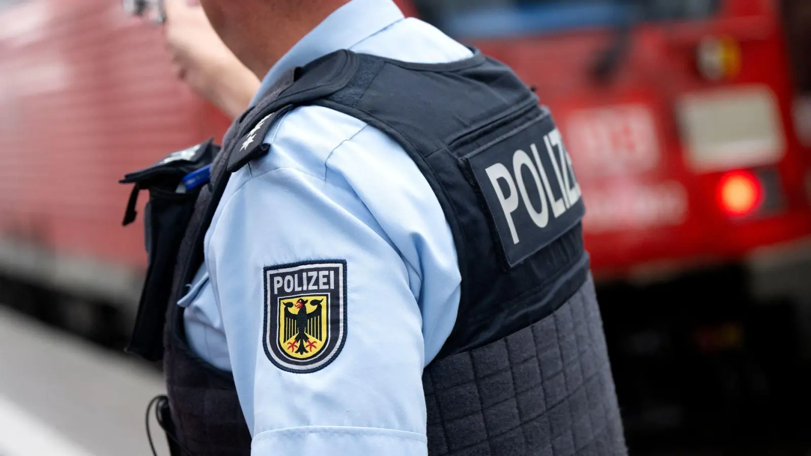 Bundespolizisten durchsuchten die Sachen, die der Junge bei sich hatte. (Symbolbild) (Foto: Sven Hoppe/dpa)