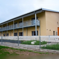 Die Fassade des Erweiterungsbaus ist in einem dezenten Beige-Braun-Farbton gehalten. Auch der Altbau soll demnächst im gleichen Farbton gestrichen werden. (Foto: Werner Wenk)