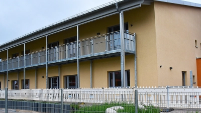 Die Fassade des Erweiterungsbaus ist in einem dezenten Beige-Braun-Farbton gehalten. Auch der Altbau soll demnächst im gleichen Farbton gestrichen werden. (Foto: Werner Wenk)