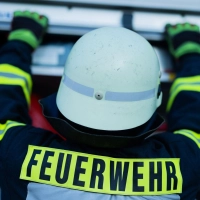 Die Feuerwehr hat zwei angrenzende Häuser evakuiert. (Symbolbild) (Foto: Rolf Vennenbernd/dpa)