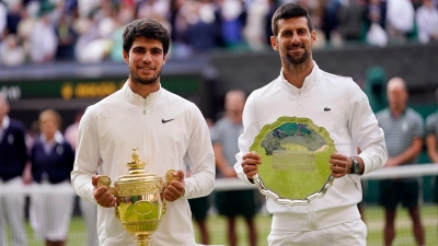 Sieger und Besiegter: Carlos Alcaraz (l) und Novak Djokovic.. (Foto: Alberto Pezzali/AP/dpa)