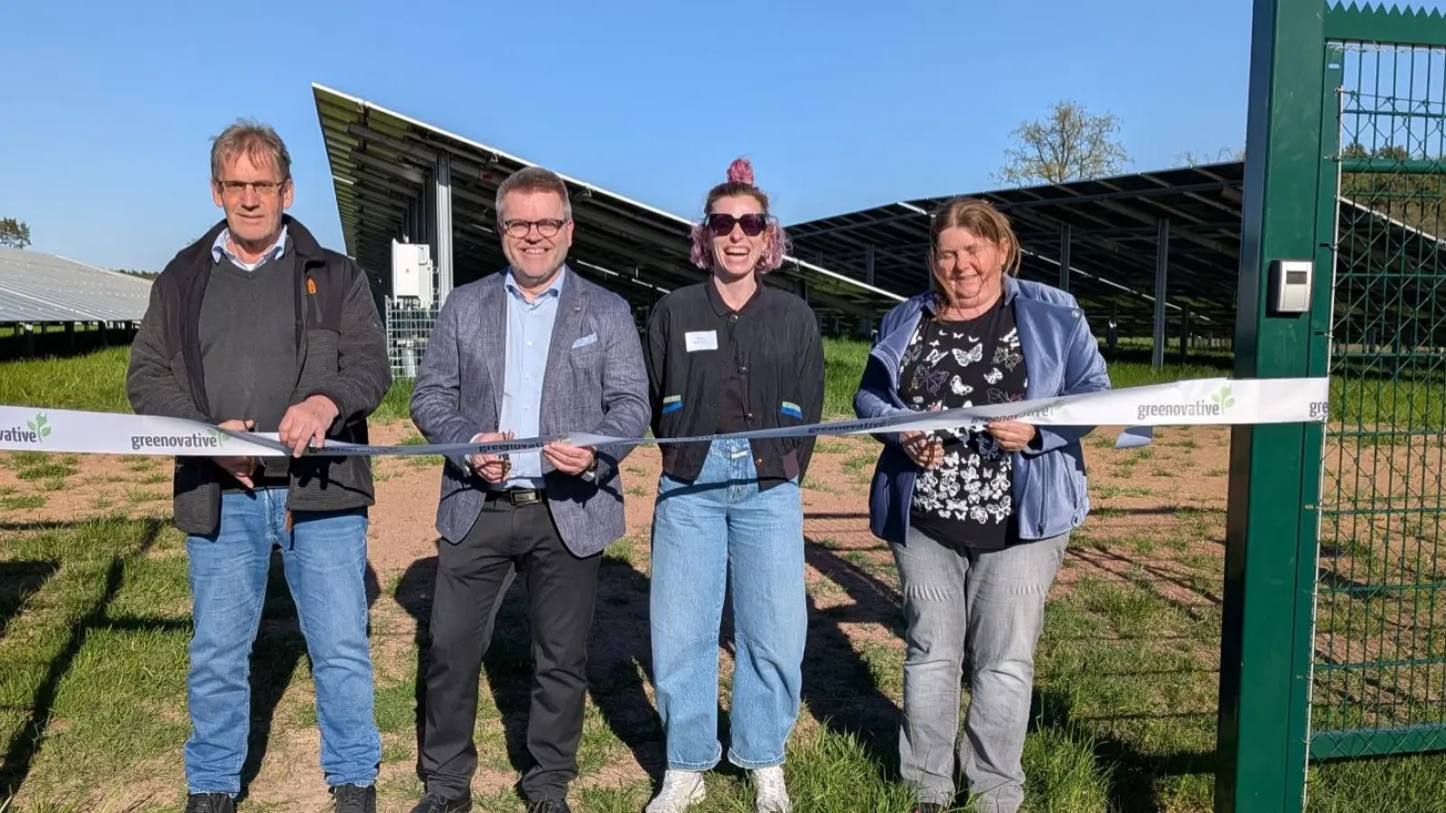 Bei der Einweihung des Solarparks durchschnitten (von links) Bürgermeister Friedrich Steinacker, stellvertretender Landrat Stefan Horndasch, Projektentwicklerin Tara Gerhardt und Eigentümerin Petra Sandner das Band. (Foto: Friedrich Zinnecker)