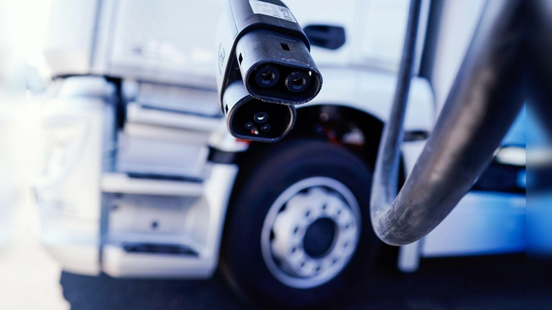 Die weltweiten Verkäufe von E-Lkw und -Bussen sind 2025 um 86 Prozent gestiegen. (Symbolbild) (Foto: Uwe Anspach/dpa)