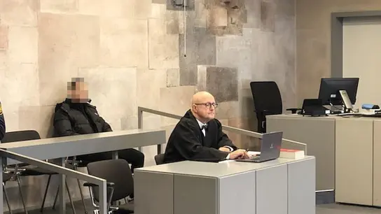 Kiloweise Kräutermischungen verschicken lassen: Den Angeklagten, hier mit seinem Verteidiger Michael Haizmann, erwartet vor dem Landgericht Ansbach eine langjährige Haftstrafe. (Foto: Florian Pöhlmann)