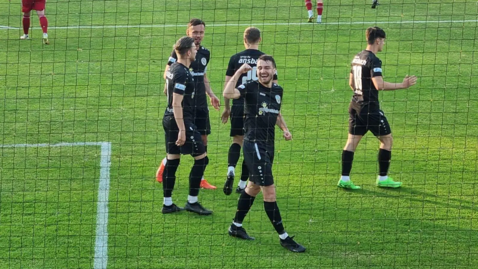 Da geht die Faust nach oben: Sven Landshuter (vorne) hat eben das Führungstor erzielt. (Foto: Denise Kapp)