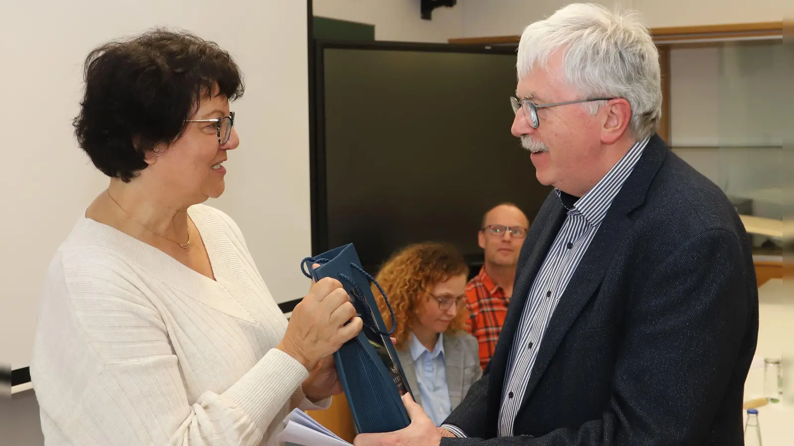 Aufsichtsrats-Chefin Professorin Dr. Ute Ambrosius würdigte den ehemaligen Aufsichtsrat Dieter Guttendörfer (beide vorne). (Foto: Oliver Herbst)