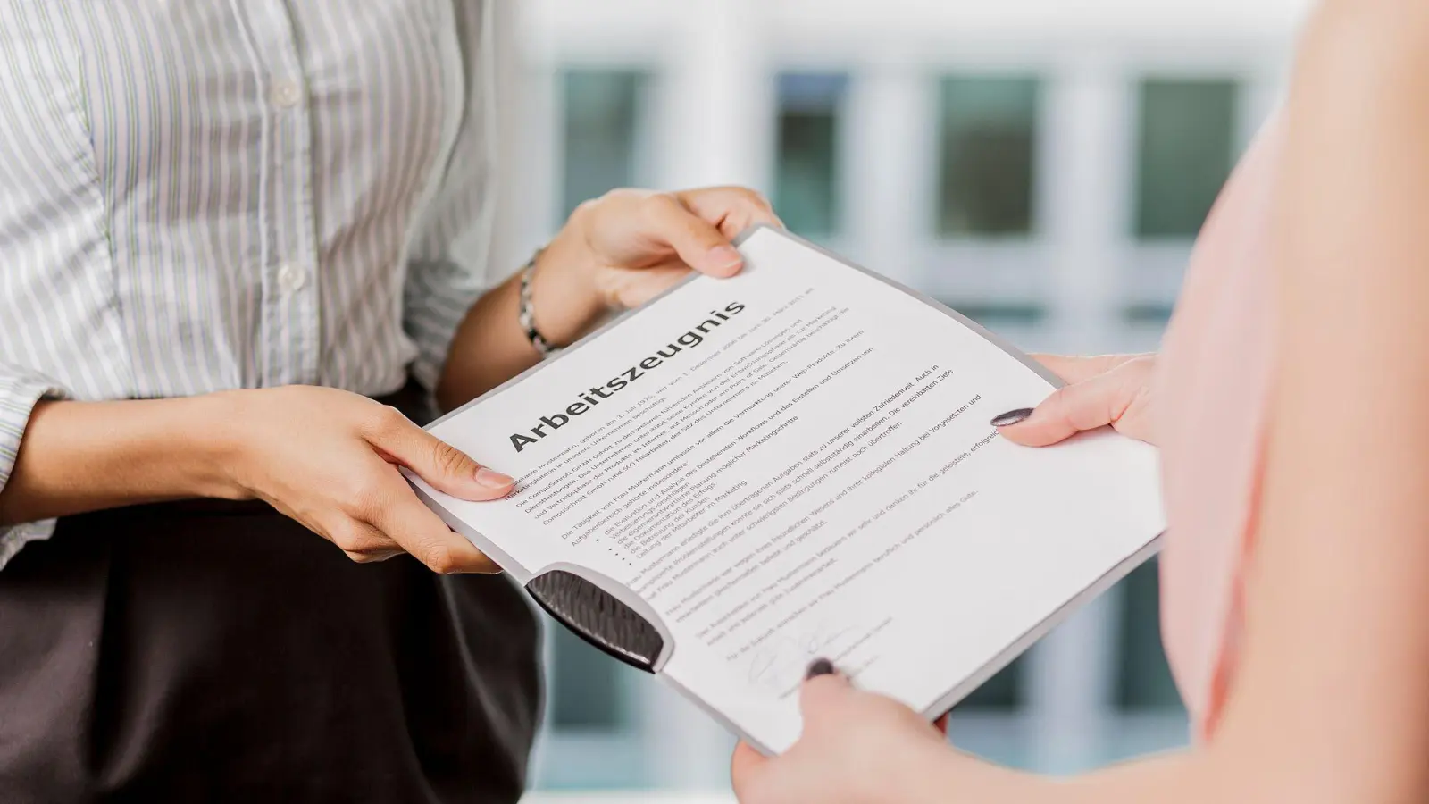 Mit einem Arbeitszeugnis, in dem schlechter als „gut” bewertet wird, gestaltet sich die Jobsuche schwierig. (Foto: Monique Wüstenhagen/dpa-tmn)