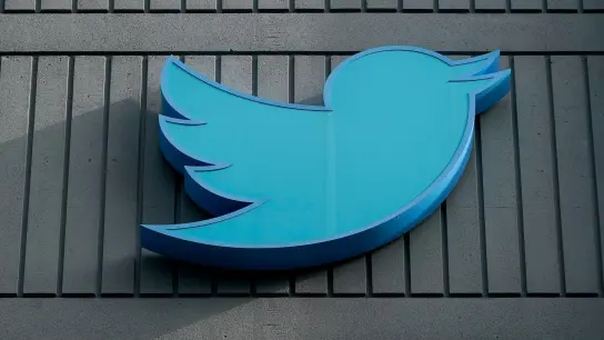 Das Logo des sozialen Netzwerks Twitter ist an einem Gebäude der Firmenzentrale in San Francisco zu sehen. (Foto: Jeff Chiu/AP/dpa/Symbolbild)