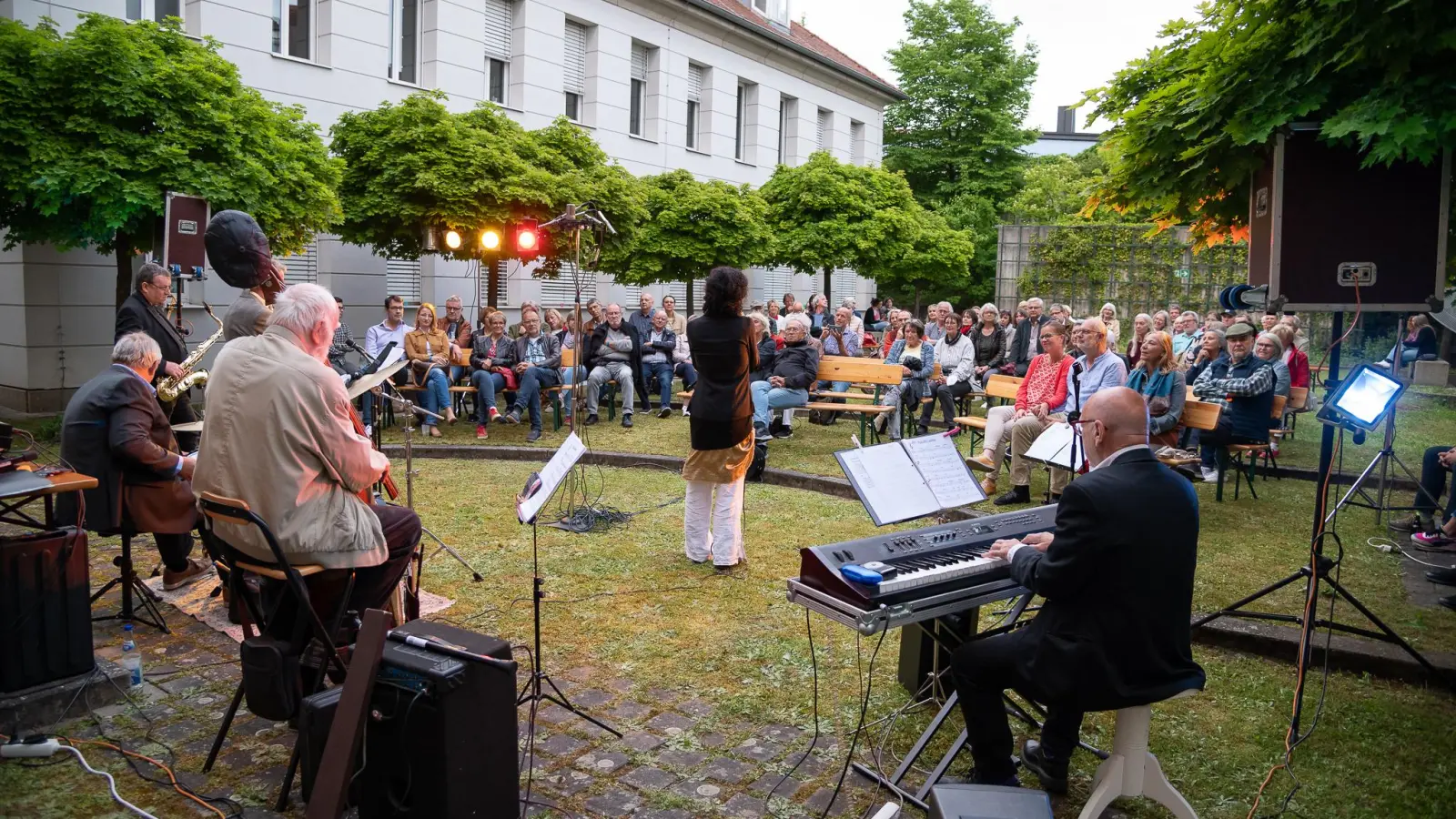 Die Jazzformation um Leo Gussner swingte im Jahr 2022 im Neustädter Gerichtsgarten – einem von vielen Besuchern favorisierten Veranstaltungsort der NeustadtNacht. (Archivfoto: Mirko Fryska)