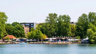 Der Weiße See gab dem Stadtteil den Namen. Das Strandbad hier gibt es schon fast 150 Jahre. (Foto: Bernd Diekjobst/dpa-tmn)
