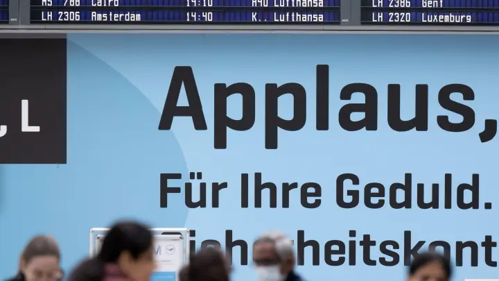 „Applaus, für Ihre Geduld“ steht an einer Wand am Terminal. (Foto: Sven Hoppe/dpa)
