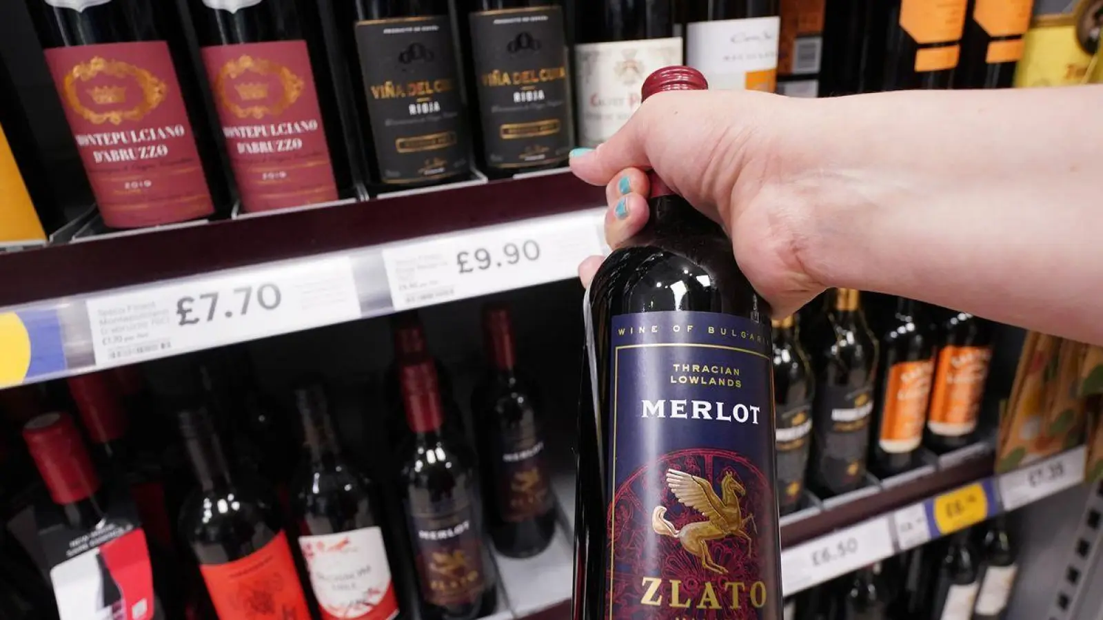 Künftig sollen die Menschen in Großbritannien auch wieder Wein und Sekt in Pint-Flaschen kaufen können. (Foto: Yui Mok/PA Wire/dpa)
