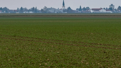 Ein Feld zwischen Irlbach und Straßkirchen, im Hintergrund die Kirche von Straßkirchen. (Foto: Armin Weigel/dpa/Archivbild)