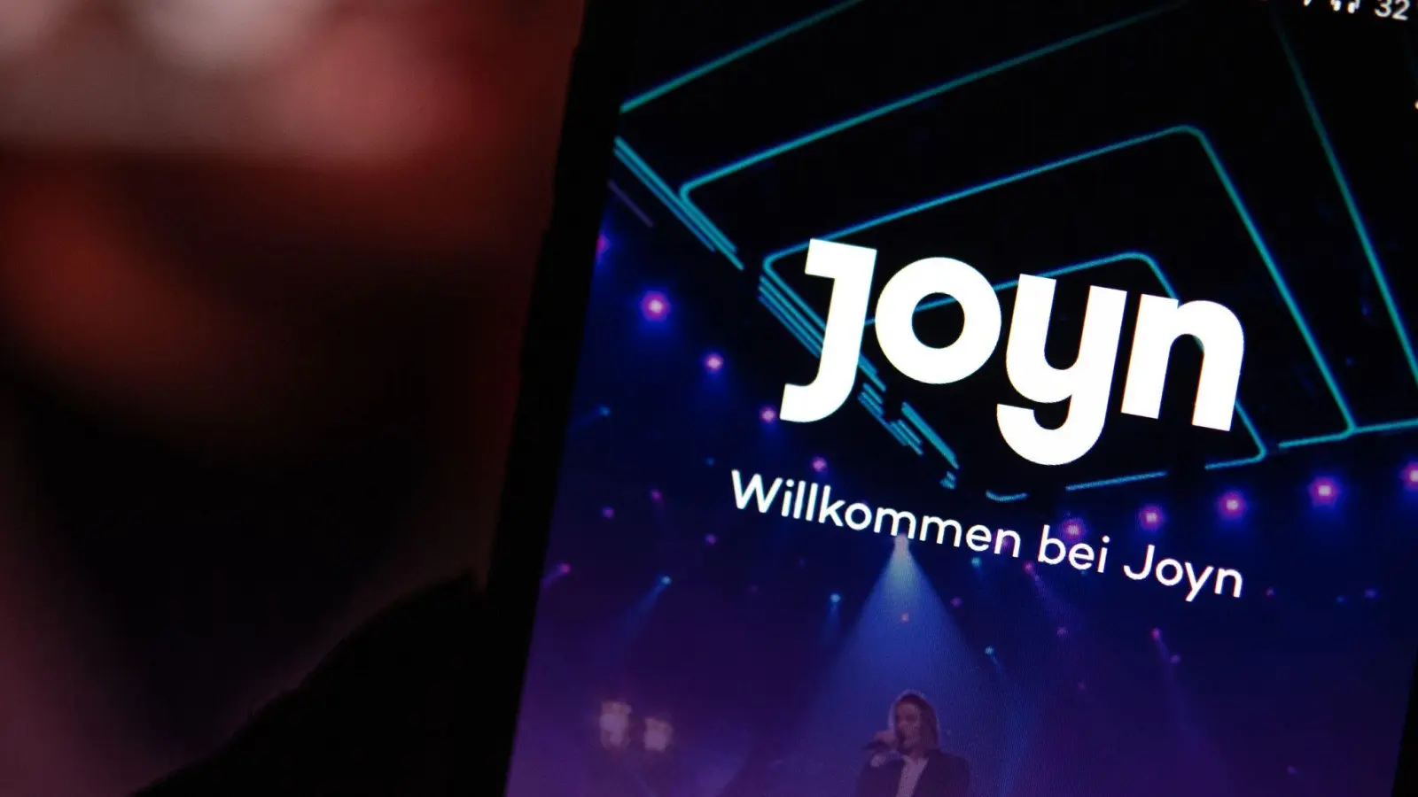 Auf dem Bildschirm eines iPhones wird die App der Streaming-Plattform Joyn angezeigt. (Foto: Fabian Sommer/dpa)