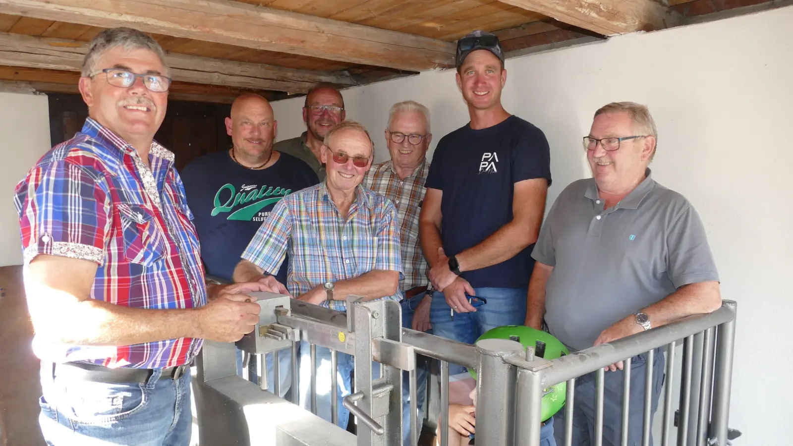 „Waagmeister“ Richard Kraus (links) demonstriert mit seinen Mitstreitern (von links) Michael Lederer, Thomas Müller, Walter Lang-Kareth, Wilhelm Schäfer, Christian Arnold und Georg Schäfer, dass die Waage noch immer tadellos funktioniert. (Foto: Helmut Meixner)