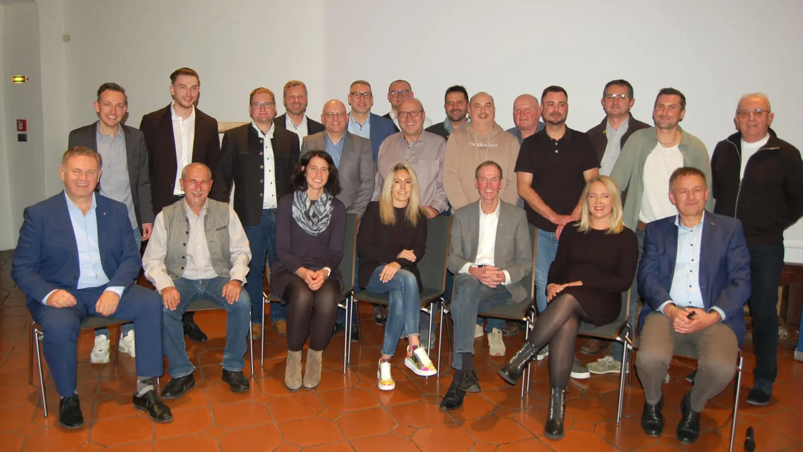 Die Dinkelsbühler CSU hat nominiert. Unser Foto zeigt die Kandidatinnen und Kandidaten der Stadtratsliste zusammen mit dem OB-Kandidaten Dr. Christoph Hammer (vordere Reihe, Dritter von rechts). (Foto: Markus Weinzierl)