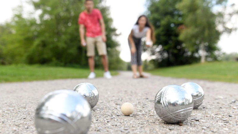 Feinmotorik, Konzentration und Lebensfreude: Boule spielen ist gut für Körper und Geist. Mit ein paar Tipps wird's nicht zur einseitigen Belastung. (Foto: Tobias Hase/dpa-tmn)