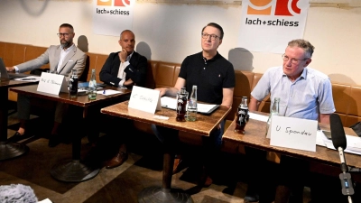 Pressekonferenz zur Fortführungslösung für die insolvente Lach- und Schießgesellschaft. (Foto: Felix Hörhager/dpa)