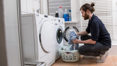 Laut Experten reichen zumeist die Generalisten unter den Reinigungsmitteln für die Wäsche. (Foto: Christin Klose/dpa-tmn)