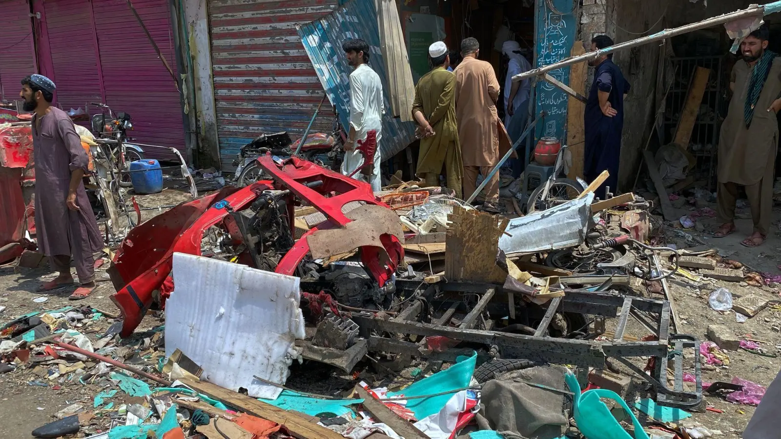 Der Grund für die Explosion im Verwaltungsbezirk Serai Naurang war zunächst unklar.  (Foto: Farhat Ullah/AP/dpa)