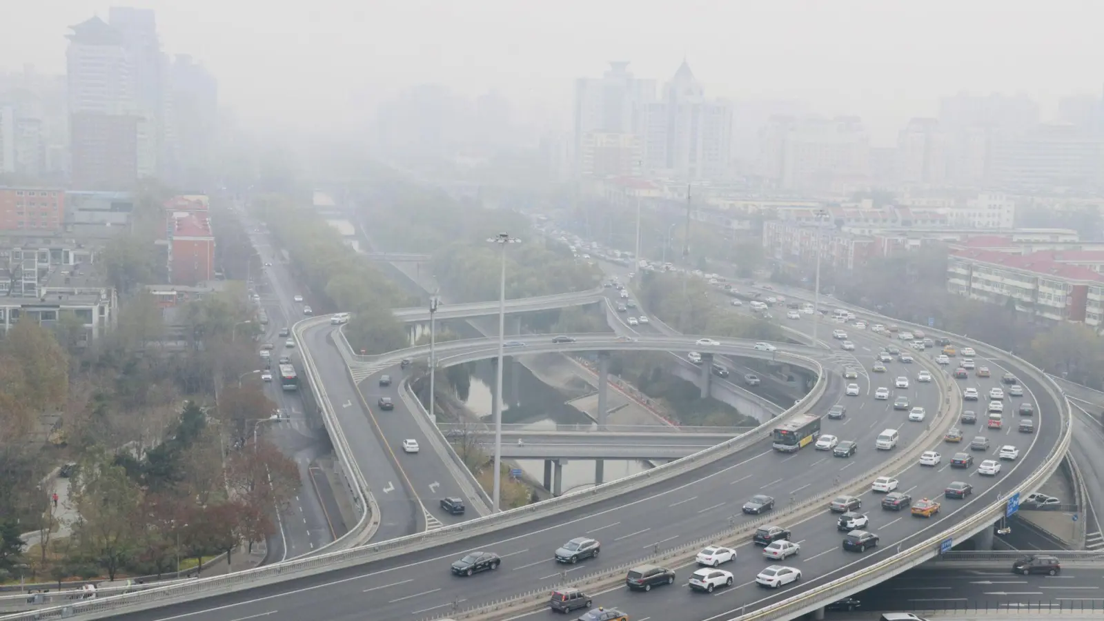 Dichter Smog über der chinesischen Großstadt Peking. (Foto: Song Jiaru/Sipa Asia/SIPA Asia via ZUMA Press Wire/dpa)