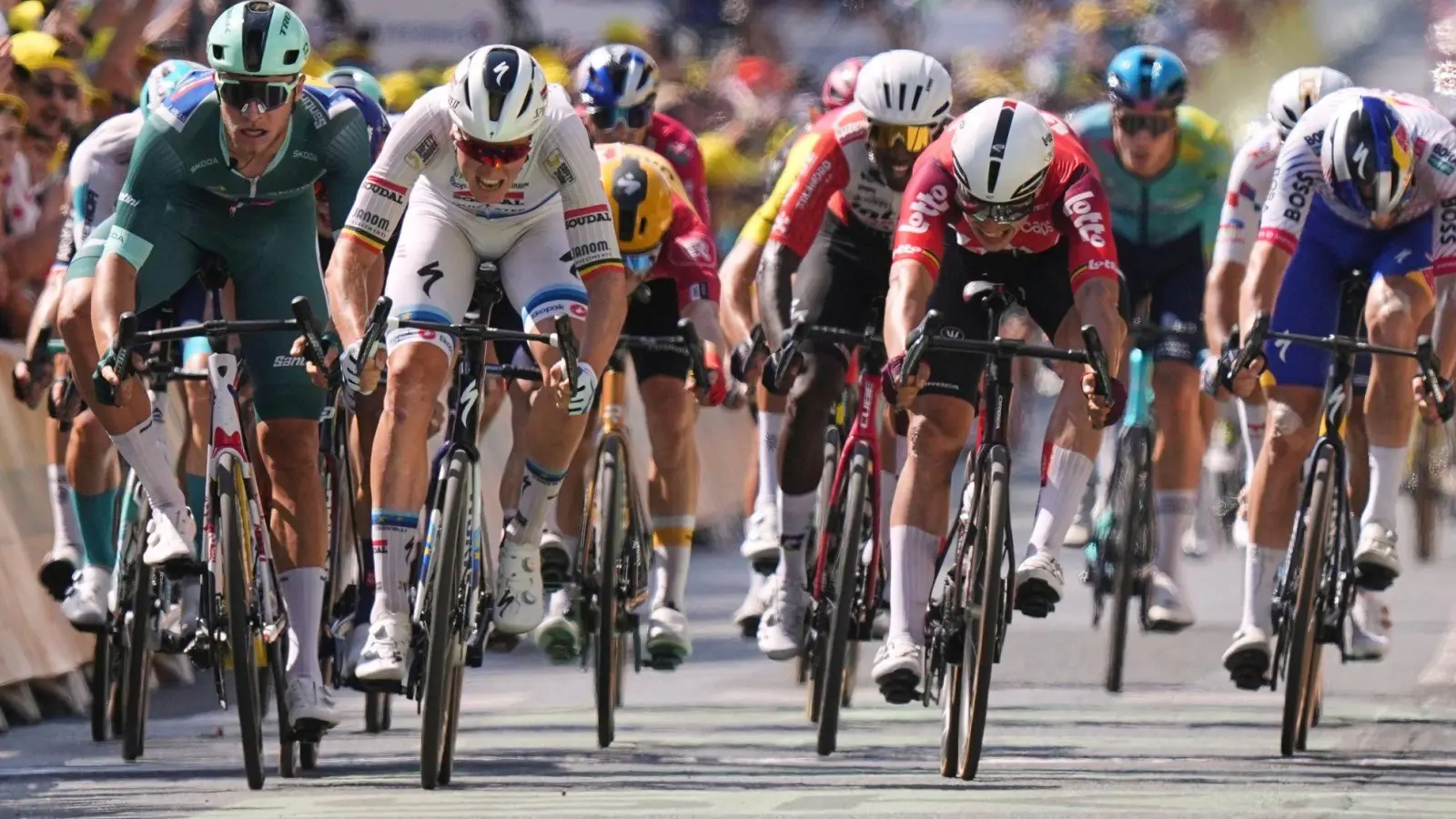 Die Radprofis im Massensprint auf der neunten Etappe.  (Foto: Thibault Camus/AP/dpa)