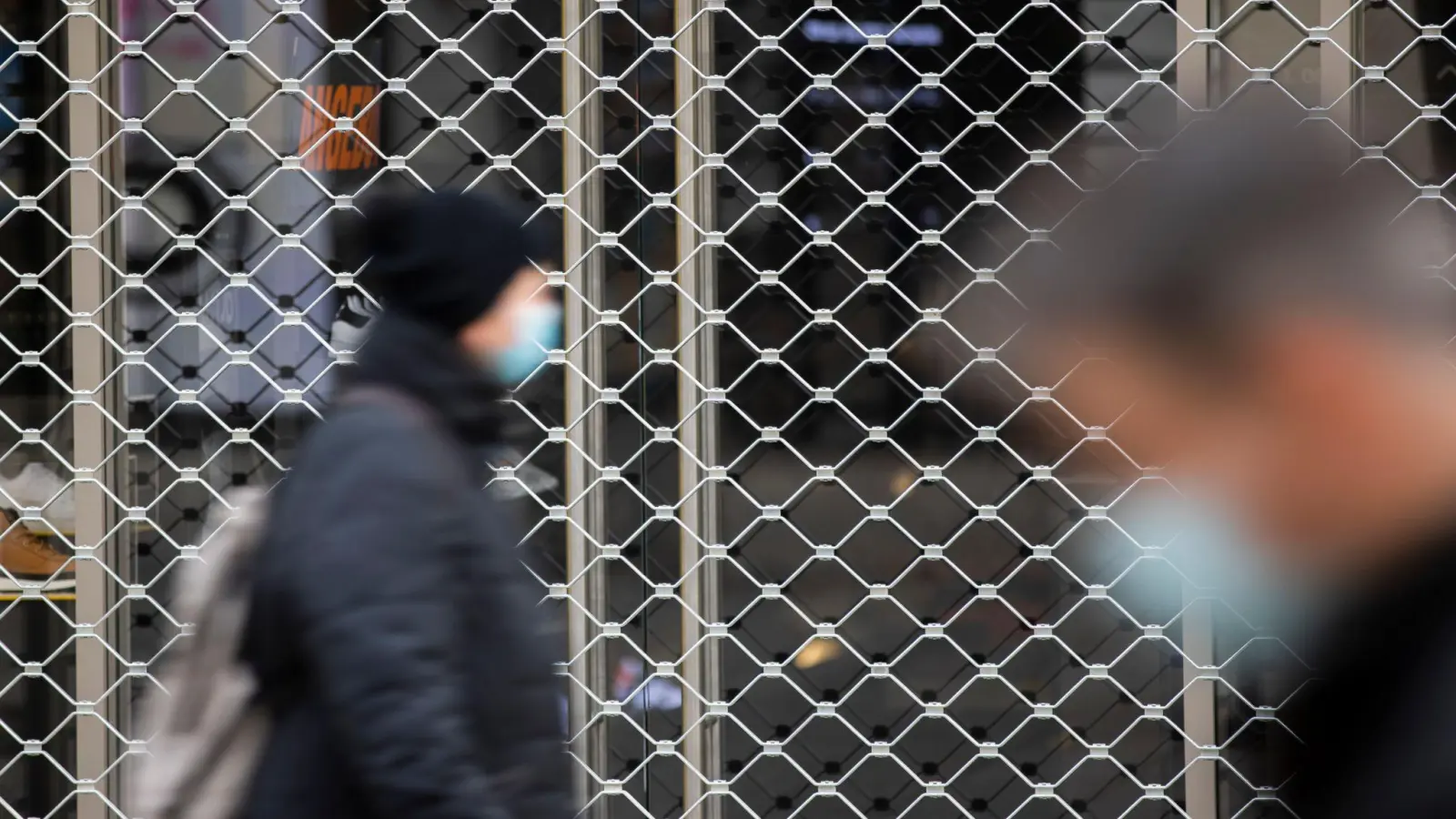 Die Alltagsvorgaben zur Virus-Eindämmung sollen aufgearbeitet werden. (Archivbild)  (Foto: Tom Weller/dpa)