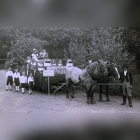 „Sah ein Knab ein Röslein stehn”: Dieser mit Rosen geschmückte Wagen fuhr beim großen Kinderfestzug im August 1926 durch Ansbachs Straßen und den Hofgarten. (Foto: Sammlung Martin Schuster)