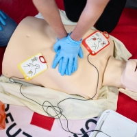 Die Überlebensrate bei Reanimationen außerhalb des Krankenhauses ist seit Jahren nicht signifikant gestiegen - sie liegt stabil bei elf Prozent. (Symbolbild)  (Foto: Bernd Thissen/dpa)