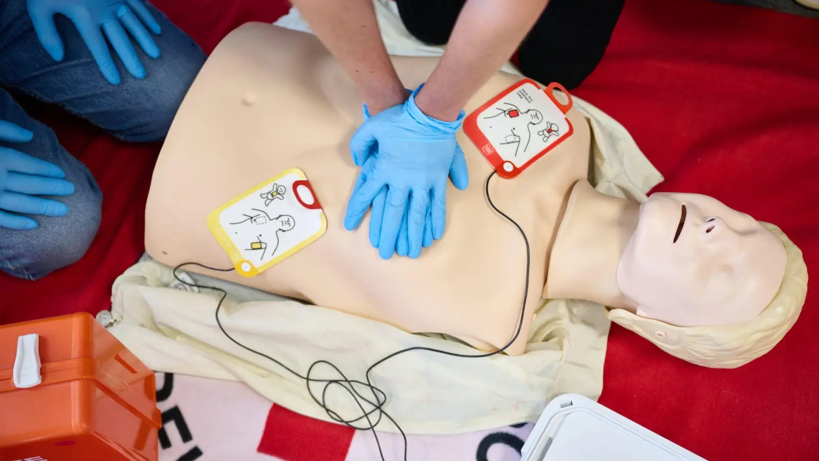 Die Überlebensrate bei Reanimationen außerhalb des Krankenhauses ist seit Jahren nicht signifikant gestiegen - sie liegt stabil bei elf Prozent. (Symbolbild)  (Foto: Bernd Thissen/dpa)