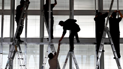 Wenn Stellenabbau droht, ist der Austausch mit Kollegen wichtig – aber auch das Gespräch mit Vorgesetzten kann Klarheit bringen. (Foto: Arne Dedert/dpa/dpa-tmn)