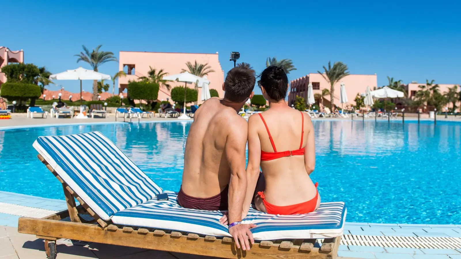 Ab ins Warme: Viele buchen ihren Sommerurlaub kurzfristig. (Foto: Benjamin Nolte/dpa-tmn)