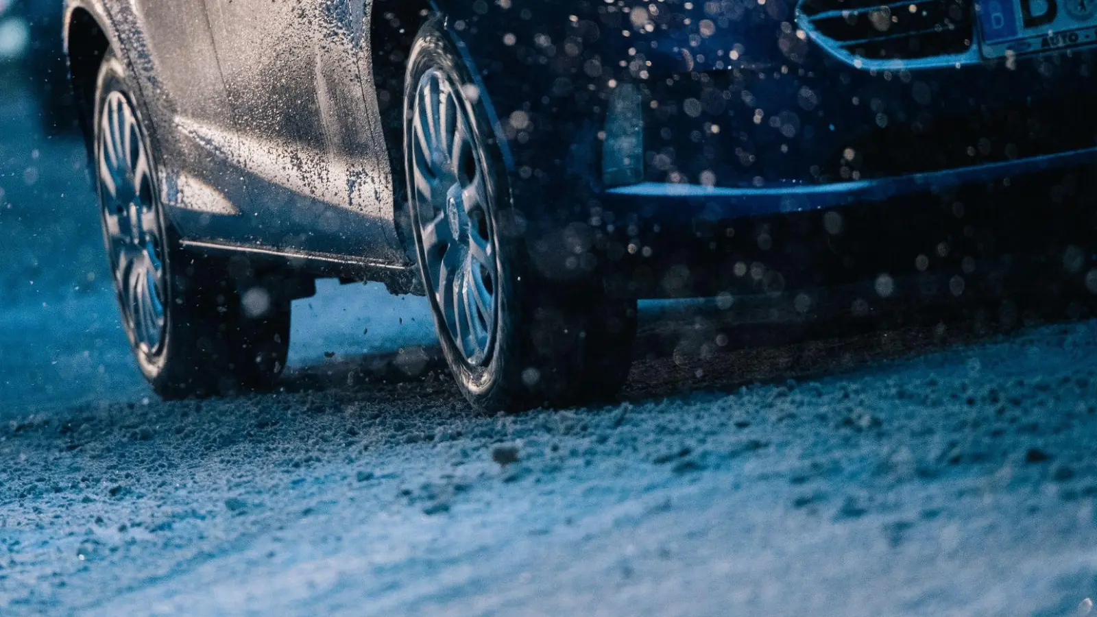 Sicherer durch Eis und Schnee: Weniger Gas geben und einen größeren Abstand zum vorausfahrenden Fahrzeug einhalten. (Foto: Zacharie Scheurer/dpa-tmn)