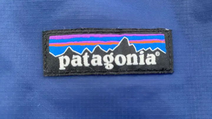 Das Logo der Firma Patagonia - alle Gewinne, die nicht wieder ins Unternehmen investiert werden, sollen künftig dem Kampf gegen den Klimawandel zugute kommen. (Foto: Mark Hertzberg/ZUMA Press Wire/dpa)