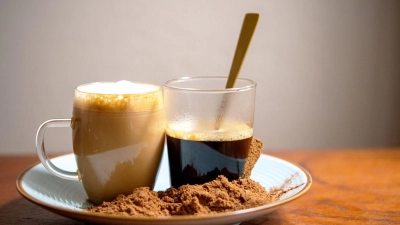 Ein Kaffee-Ersatz ohne Koffein kann auch aus geröstetem und gemahlenem Dinkel sein. Aufgebrüht ist er pur oder etwa mit Hafermilch zu genießen. (Foto: Bernd Diekjobst/dpa-tmn)
