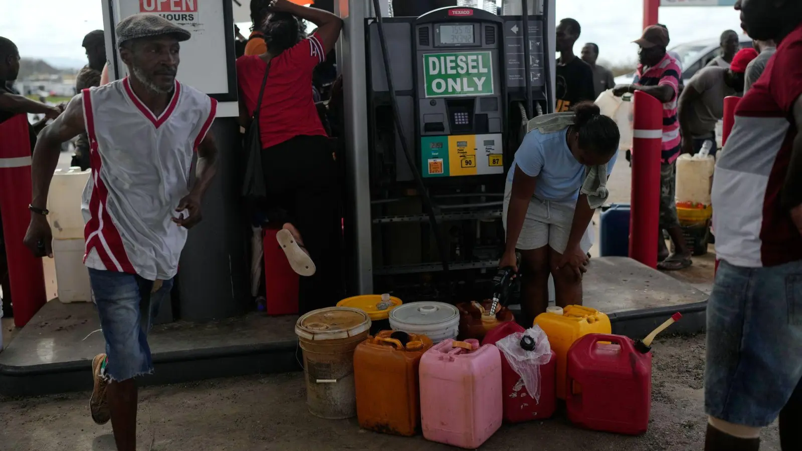 Einige Tankstellen auf Jamaika haben nur noch wenig Kraftstoff. (Foto: Matias Delacroix/AP/dpa)