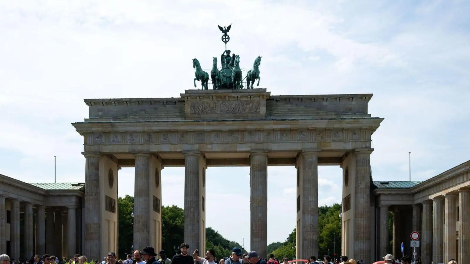 Teilnehmer einer Demonstration des Bündnisses „BaumEntscheid” liegen auf dem Boden auf dem Pariser Platz und simulieren einen Hitzetod. (Foto: Christophe Gateau/dpa)