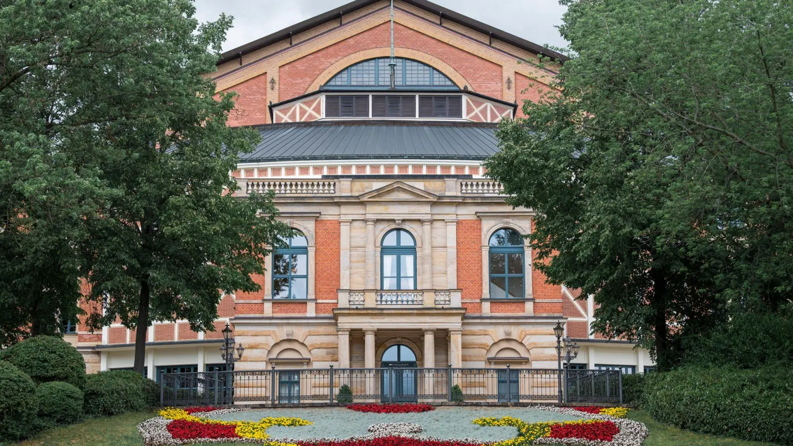 Das Bayreuther Festspielhaus öffnet am 25. Juli für die diesjährige Spielzeit. (Archivbild) (Foto: Daniel Vogl/dpa)