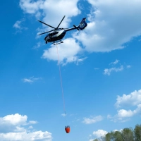 Ein Löschhubschrauber im Einsatz. (Symbolbild) (Foto: Pia Bayer/dpa)