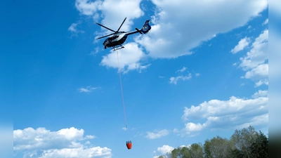Ein Löschhubschrauber im Einsatz. (Symbolbild) (Foto: Pia Bayer/dpa)
