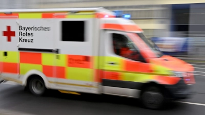 Der junge Mann wurde vom Rettungsdienst ins Krankenhaus gebracht. (Symbolbild: Peter Kneffel/dpa)