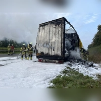 Mit Löschschaum erstickte die Feuerwehr die Flammen auf dem Lkw-Auflieger. (Foto: Feuerwehr Lichtenau)