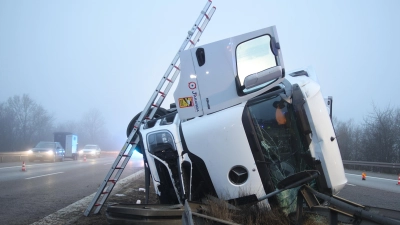 Am Donnerstagmorgen ist ein Laster auf der A6 zwischen Kreuz Feuchtwangen/Crailsheim und Feuchtwangen Nord gegen die Mittelleitplanke der Autobahn gefahren und gekippt. Die Leitplanke wurde dabei komplett zerstört. (Foto: NEWS5 / Markus Zahn)