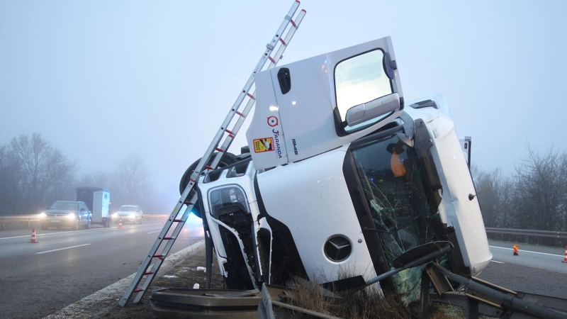 Am Donnerstagmorgen ist ein Laster auf der A6 zwischen Kreuz Feuchtwangen/Crailsheim und Feuchtwangen Nord gegen die Mittelleitplanke der Autobahn gefahren und gekippt. Die Leitplanke wurde dabei komplett zerstört. (Foto: NEWS5 / Markus Zahn)