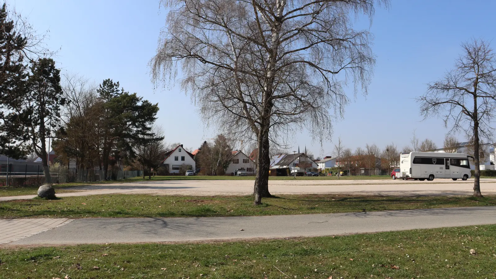 Zwischen Sportzentrum und Wohnhäusern soll die neue Grund- und Mittelschule in Neuendettelsau gebaut werden. (Foto: Antonia Müller)