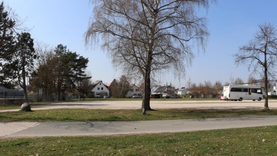 Zwischen Alfred-Kolb-Sportzentrum und den Wohnhäusern soll die neue Grund- und Mittelschule in Neuendettelsau gebaut werden. (Foto: Antonia Müller)