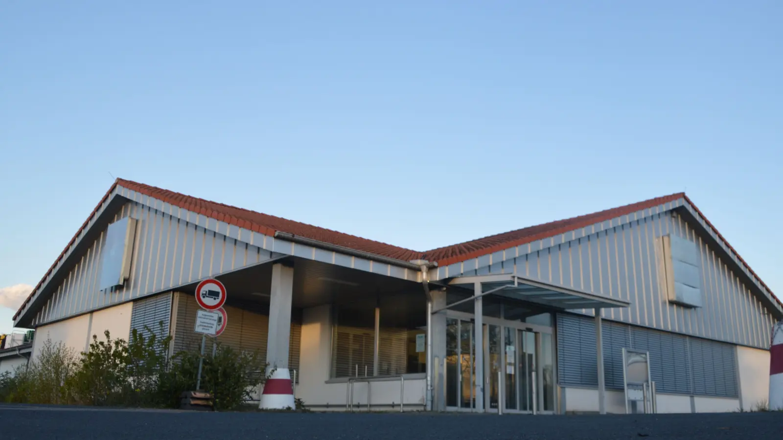 Diesen ehemaligen Discounter an der Nürnberger Straße will das Landratsamt nach Informationen des Uffenheimer Bürgermeisters Wolfgang Lampe mieten, um dort bis zu 100 Geflüchtete unterzubringen. (Foto: J. Zimmermann)