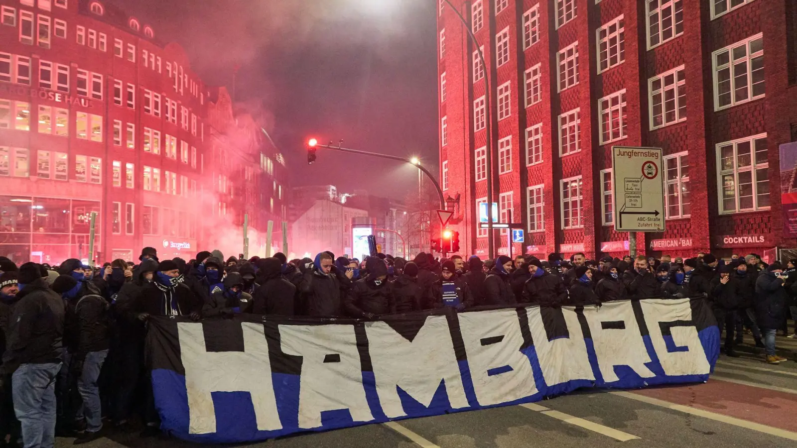 HSV-Anhänger marschierten zum Hamburger Millerntor. (Foto: Georg Wendt/dpa)